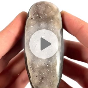 Einzelstück Kristalldruse aus Uruguay B7